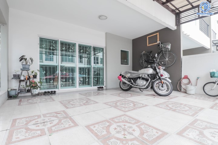 ทาวน์เฮ้าส์มือสองย่านนนทบุรี ม.ซิตี้เซนส์ รัตนาธิเบศร์-เลี่ยงเมืองนนท์ หลังมุม! บนเนื้อที่ 27.10 ตร.ว. มาพร้อมฟังก์ชัน 3 ห้องนอน 2 ห้องน้ำ 2 ที่จอดรถ บ้านหันทิศใต้รับลม รับเงินไหลมาเทมา ใกล้เซ็นทรัลรัตนาธิเบศร์ และรถไฟฟ้าสายสีม่วง "สถานีแยกนนทบุรี 1"...